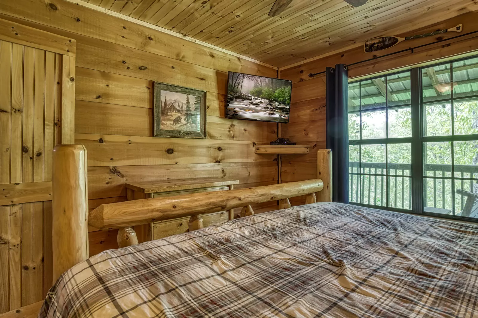 Beary Beary Special - Main level bedroom with 40-inch TV