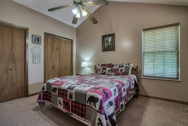 Builtmore Hideaway bedroom with queen size bed