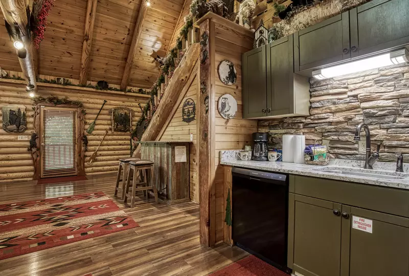 Creekside Lodge - Fully furnished kitchen