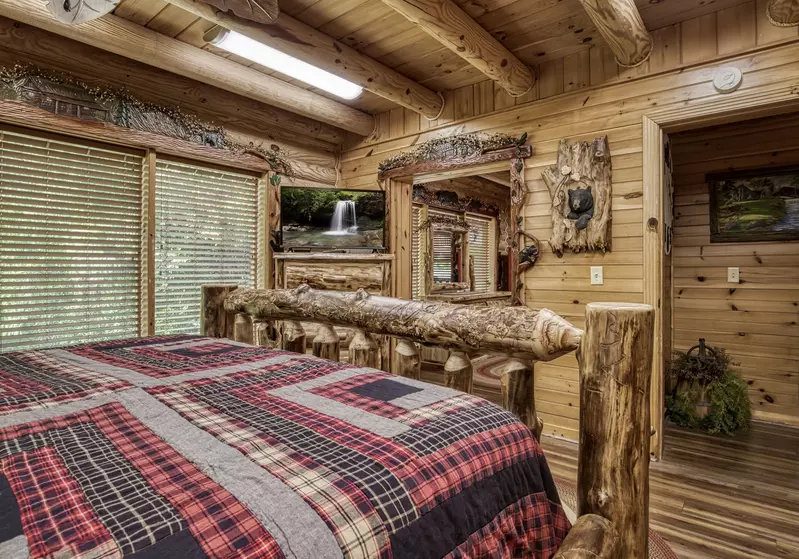 Creekside Lodge - Main level bedroom with 32-inch TV