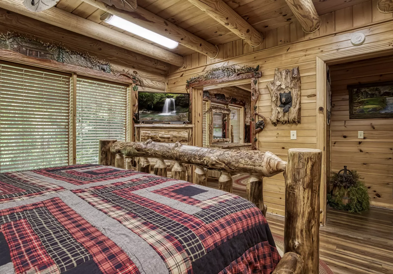 Creekside Lodge - Main level bedroom with 32-inch TV