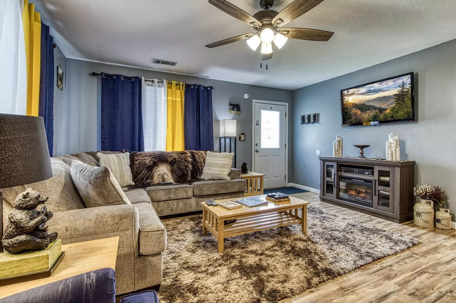 Four Bearoom Cottage living room