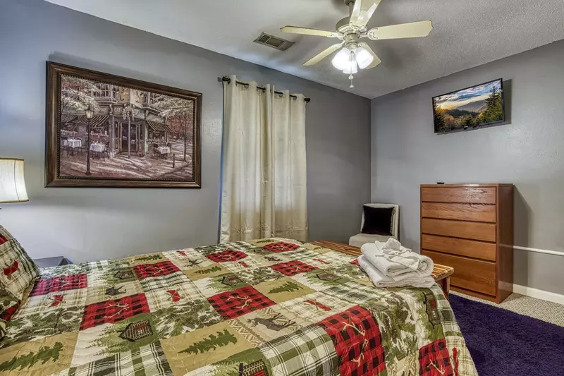 Four Bearoom Cottage bedroom with queen size bed