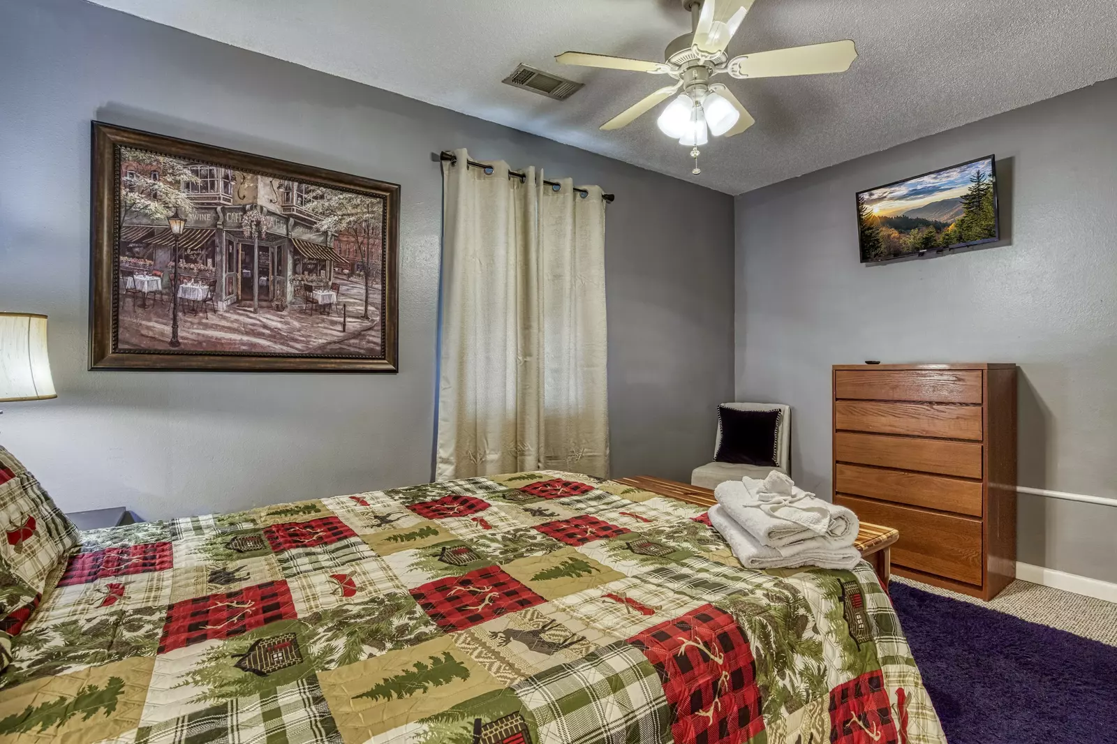 Four Bearoom Cottage bedroom with queen size bed