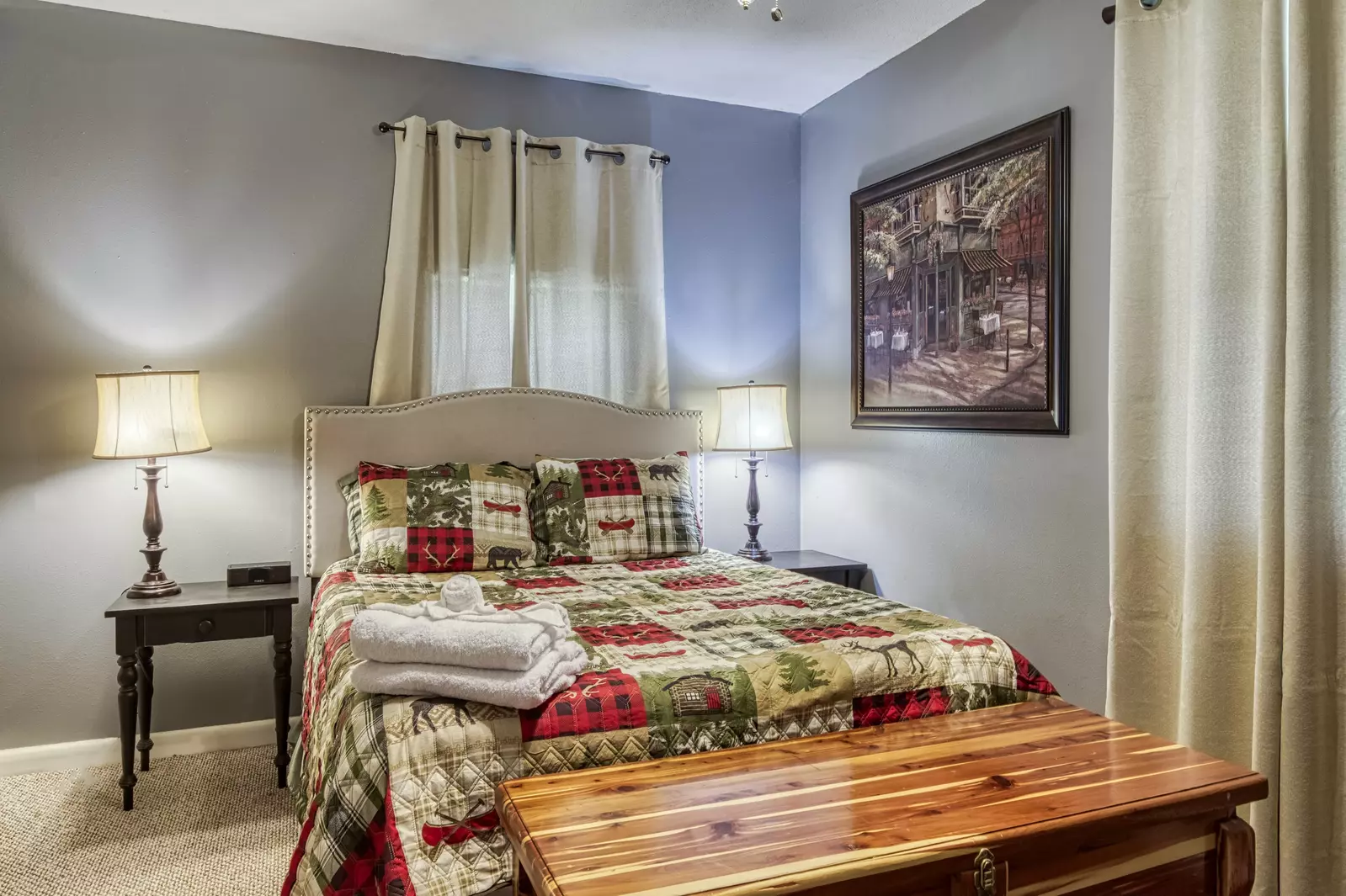 Four Bearoom Cottage bedroom with queen size bed