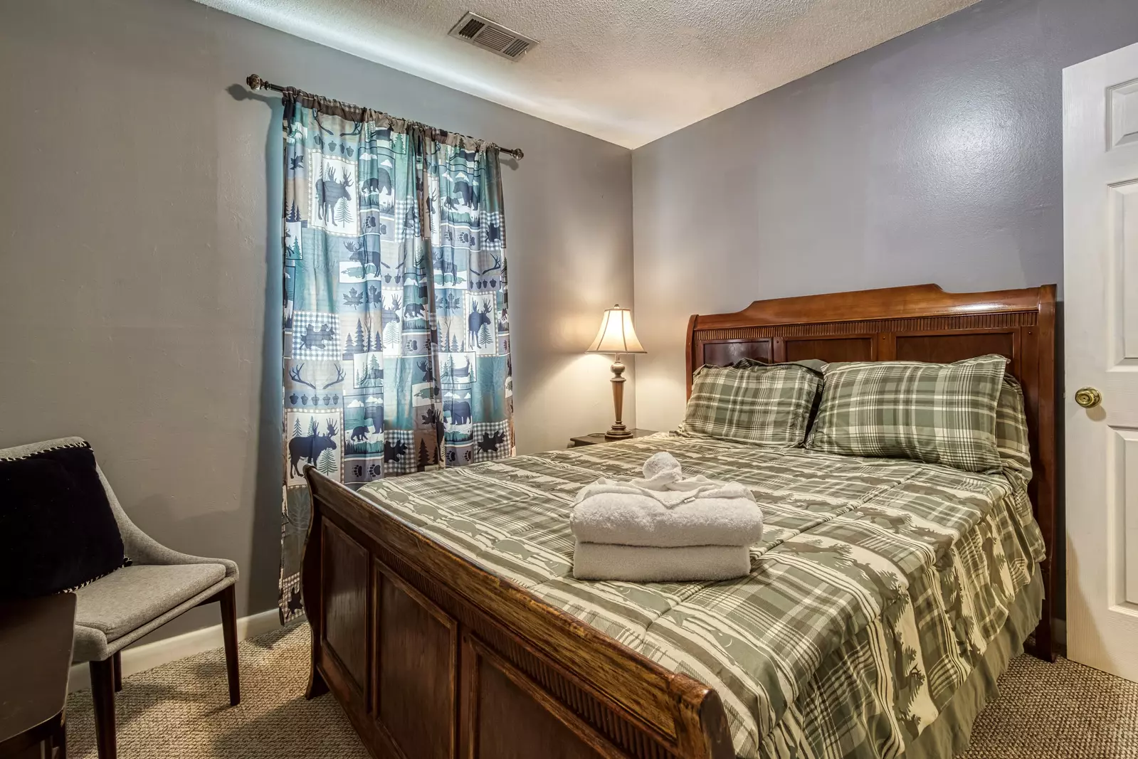 Four Bedroom Cottage bedroom with queen size bed