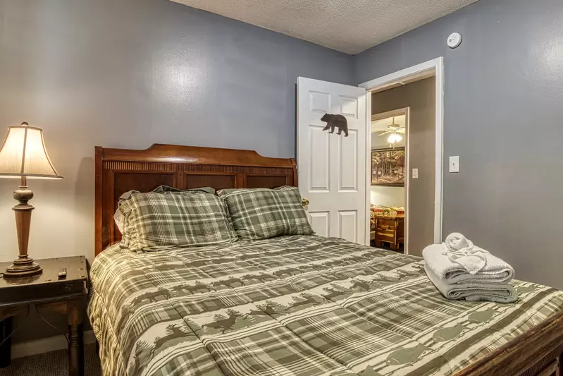 Four Bearoom Cottage bedroom with queen size bed