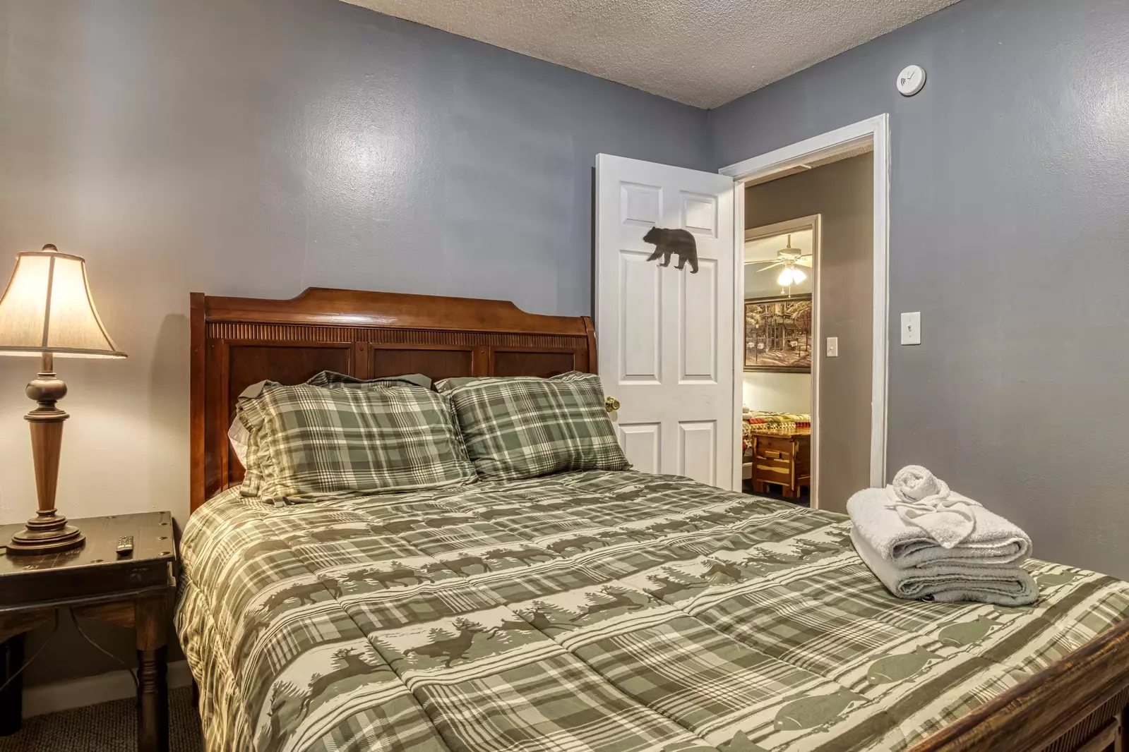 Four Bearoom Cottage bedroom with queen size bed