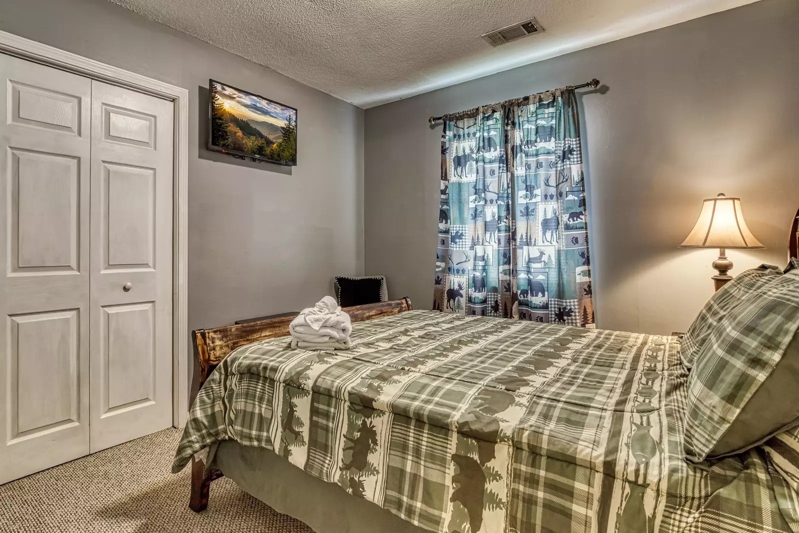 Four Bearoom Cottage bedroom with queen size bed