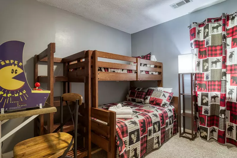 Four Bearoom Cottage bedroom with twin over full bunk bed