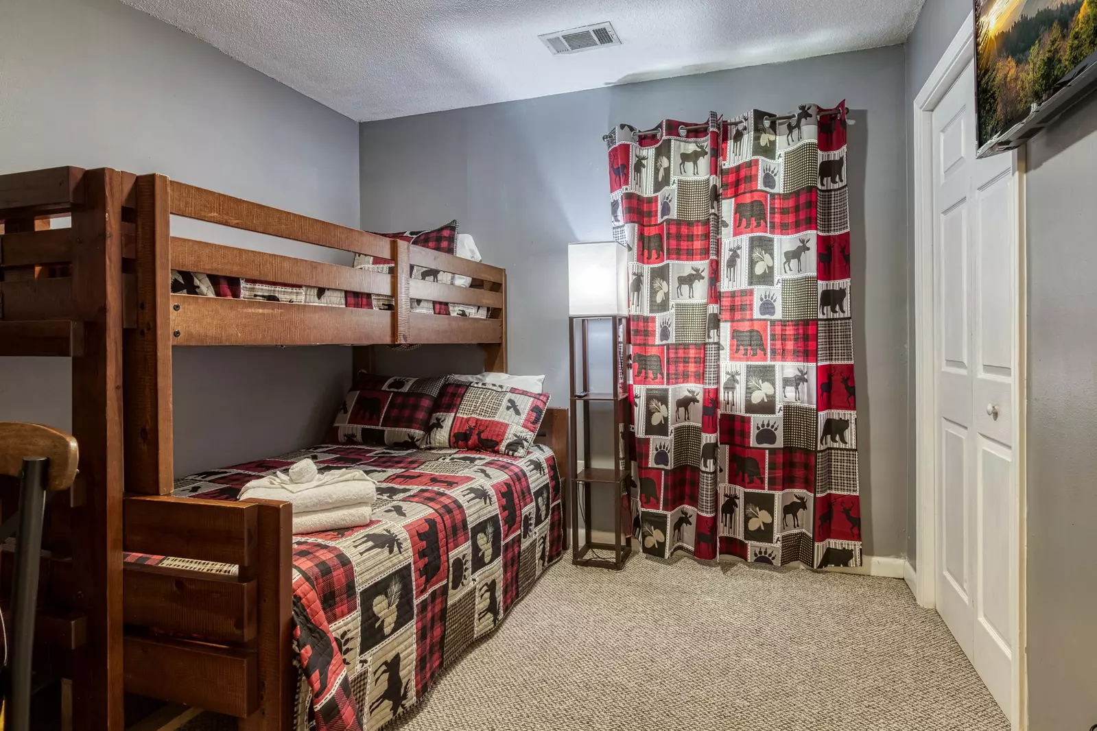 Four Bearoom Cottage twin over full bunk bed