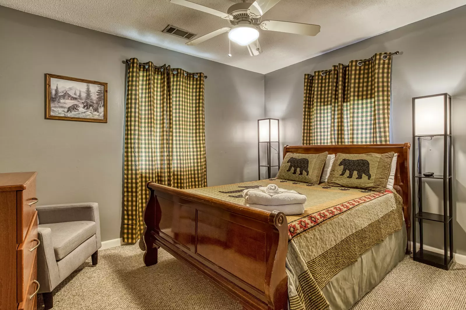 Four Bearoom Cottage bedroom with queen size bed