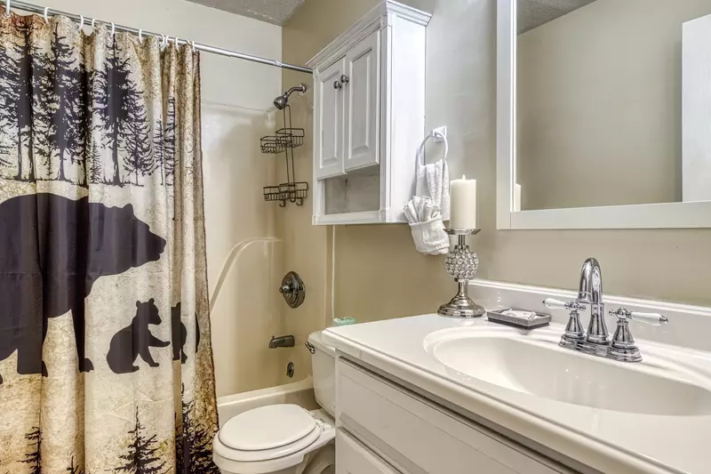 Four Bearoom Cottage bathroom with tub shower combo