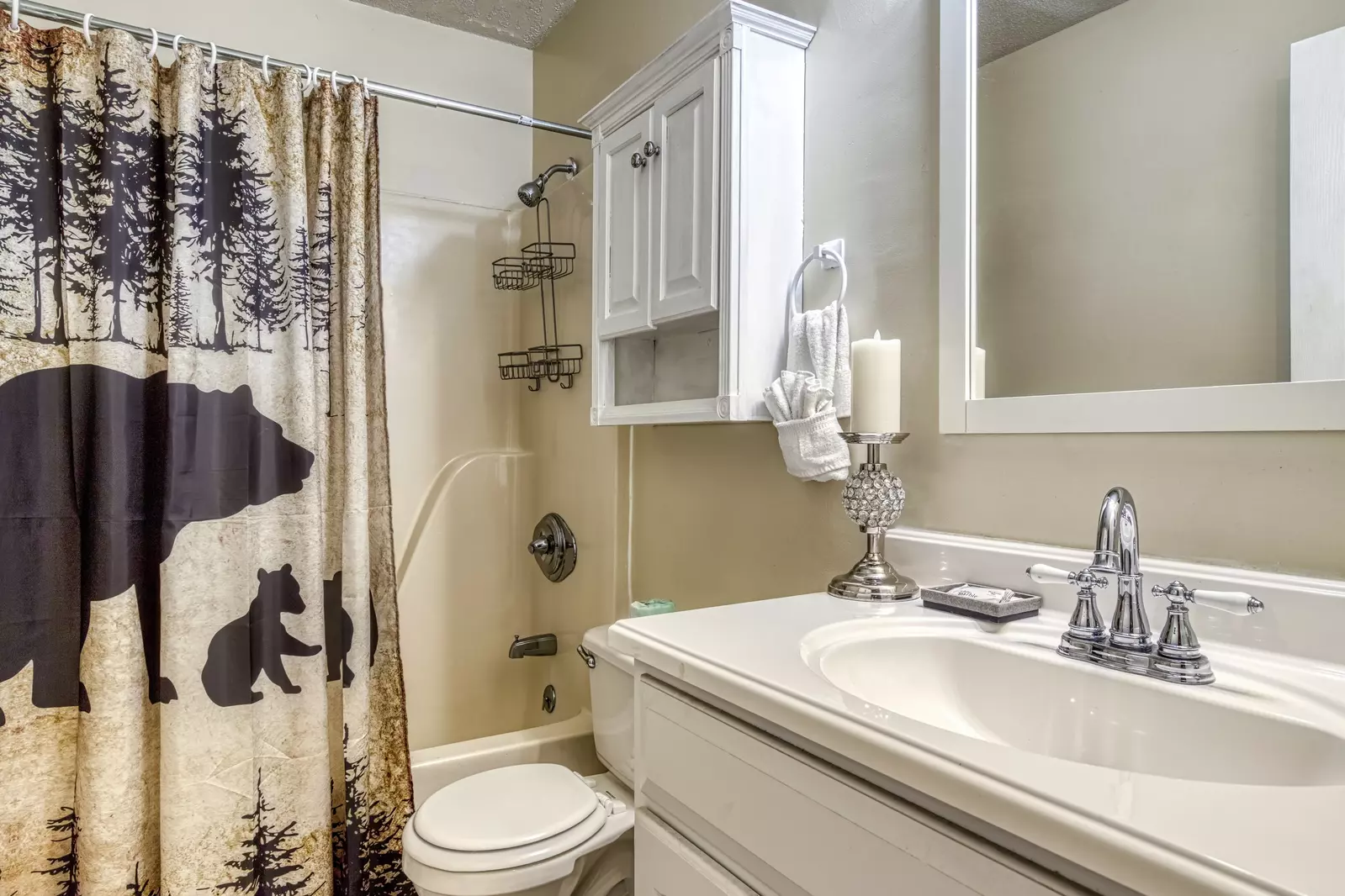 Four Bearoom Cottage bathroom with tub shower combo