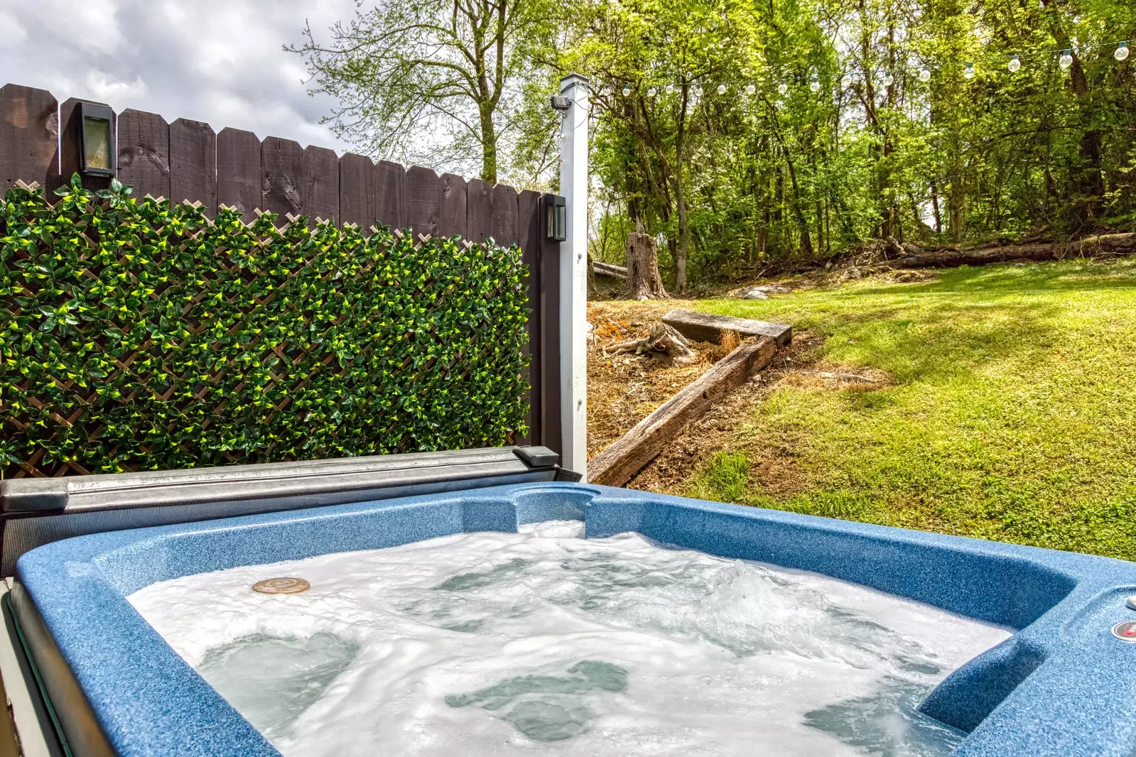 Four Bearoom Cottage hot tub and back yard