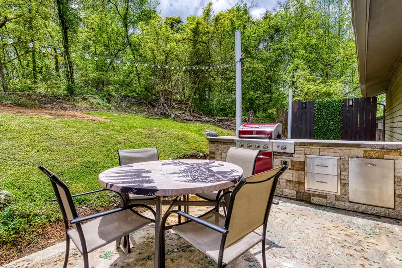 Four Bearoom Cottage patio with outdoor kitchen and table with chairs