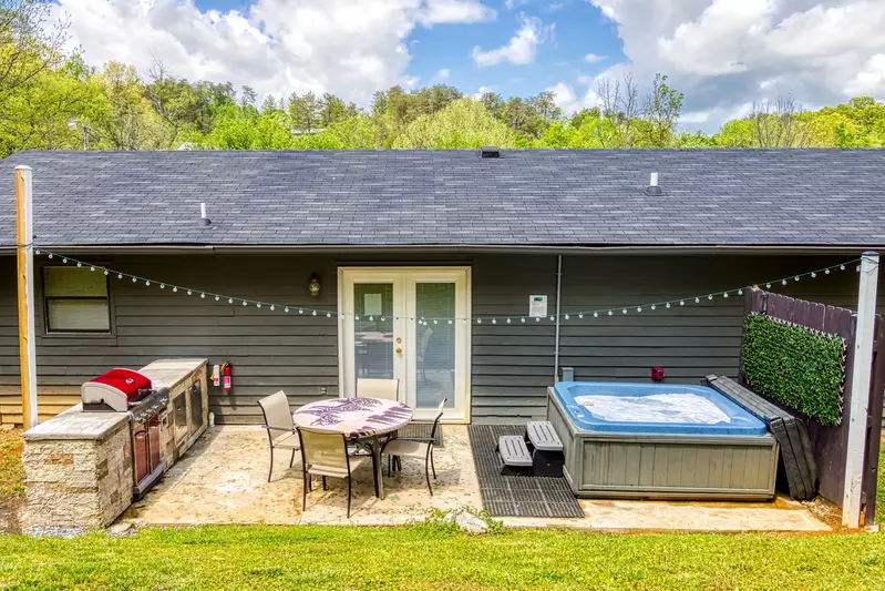 Four Bearoom Cottage back patio
