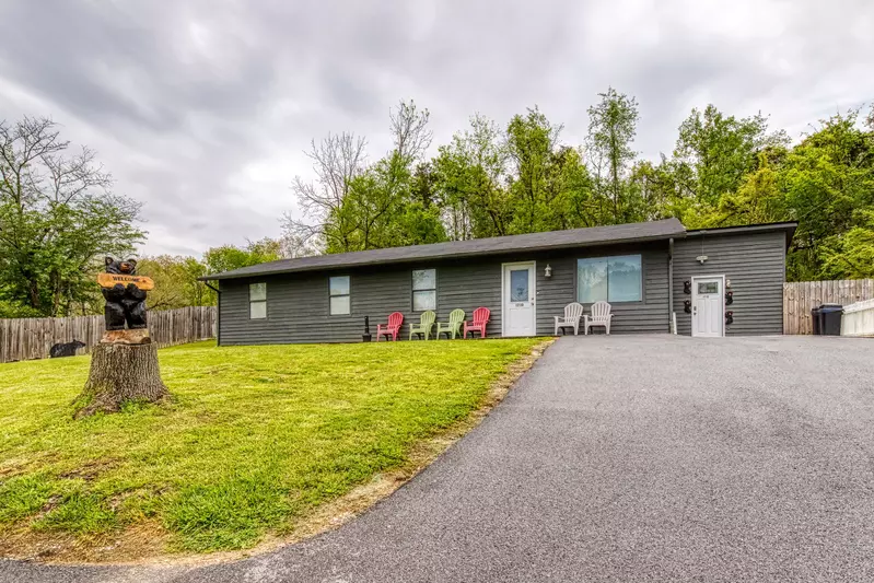 Four Bearoom Cottage parking area