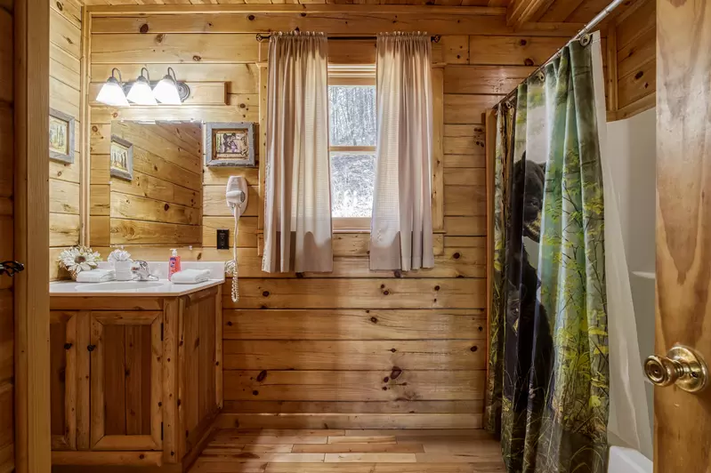 Katies Lodge main level bathroom