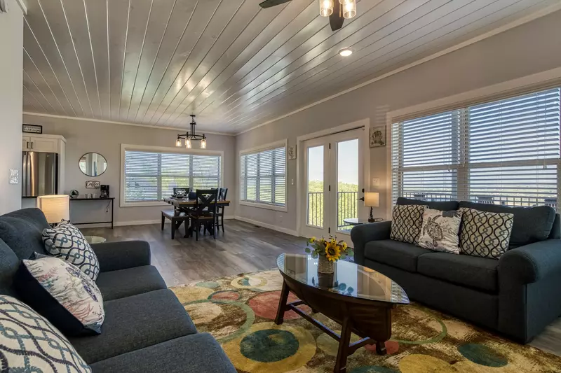 Lake View Therapy living room and dining area