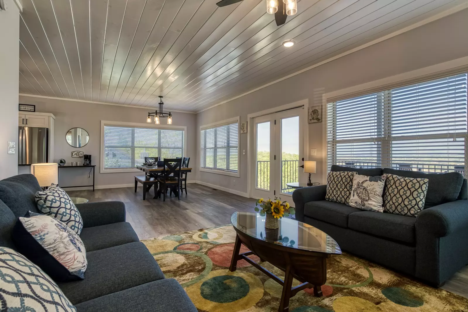 Lake View Therapy living room and dining area