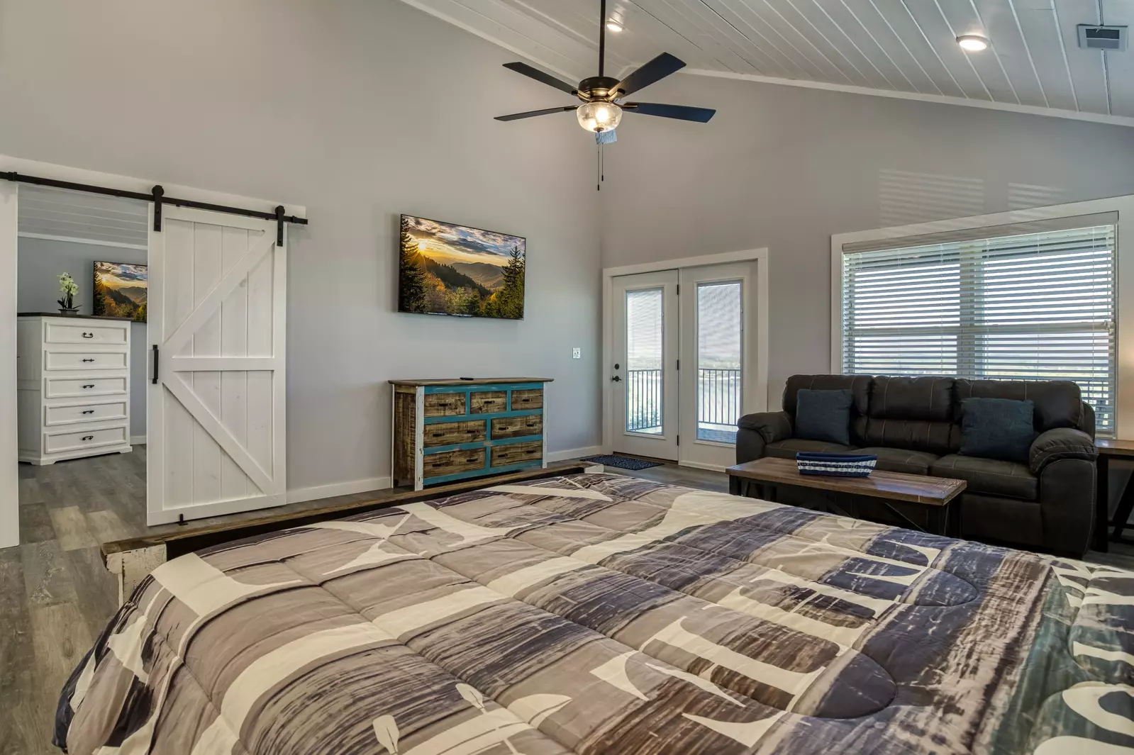 Lake View Therapy upper level loft area with back deck access