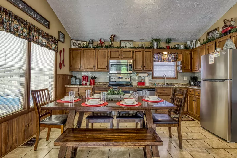 Moose Haven Cabin dining table and fully furnished kitchen