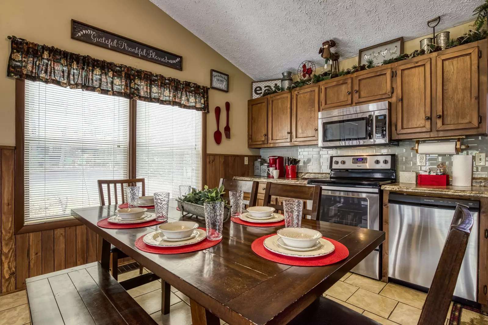 Moose Haven Cabin dining table and fully furnished kitchen