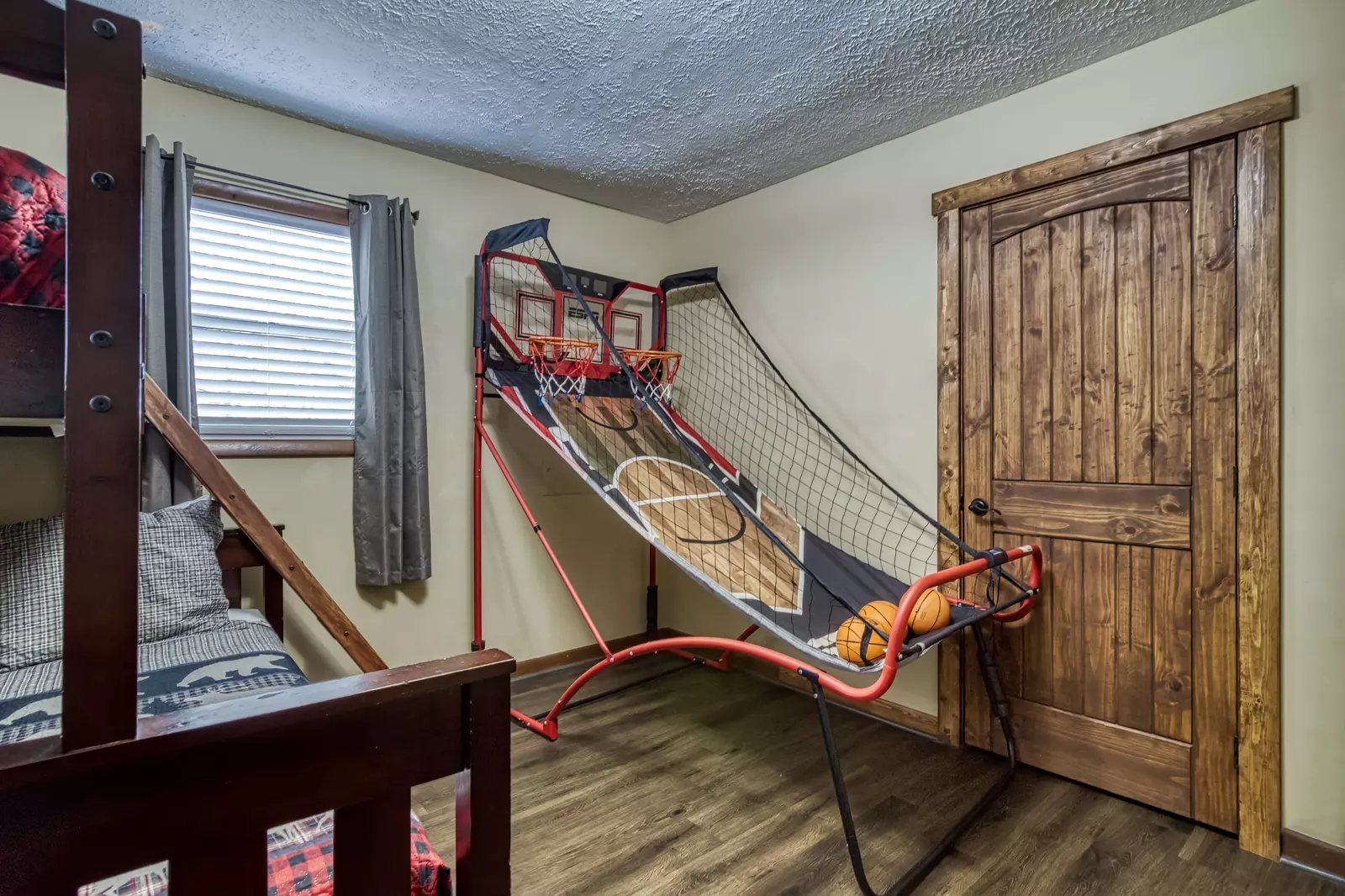 Moose Haven Cabin bedroom two with basketball game
