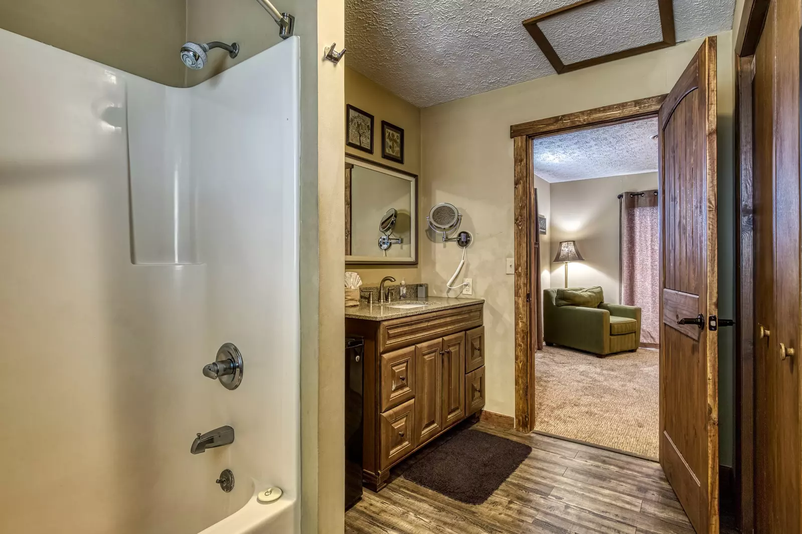 Moose Haven Cabin bathroom two with tub/shower combo