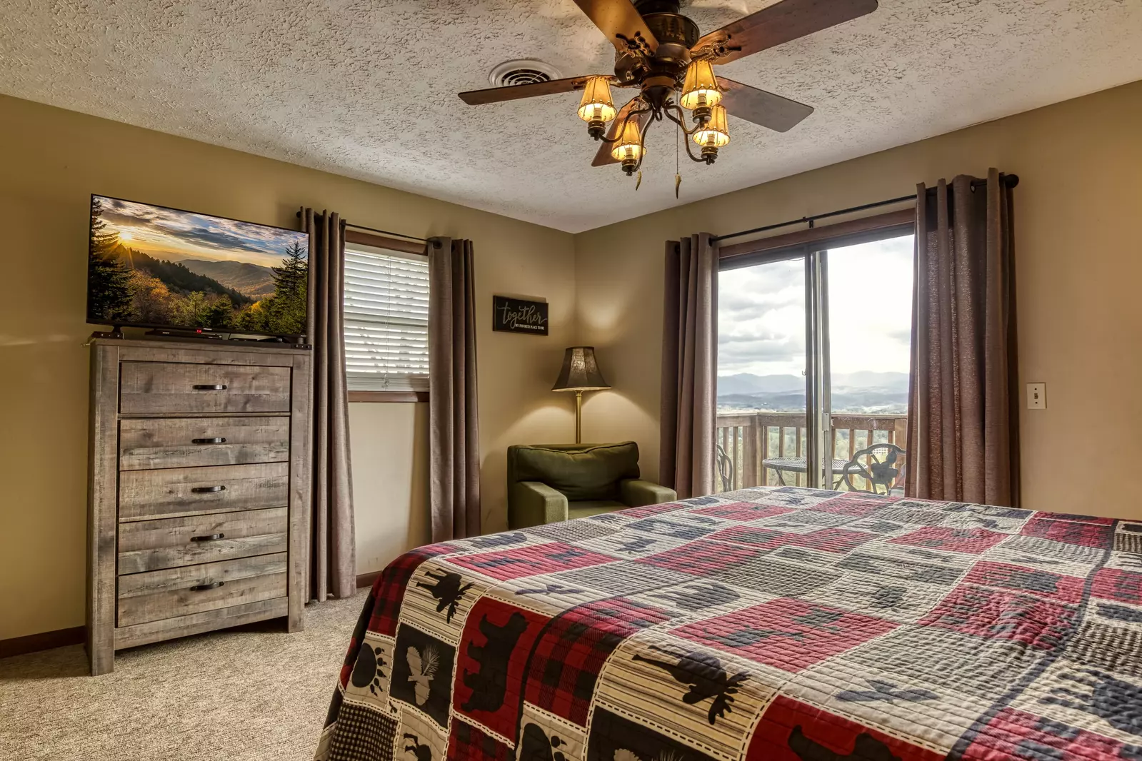 Moose Haven Cabin master bedroom with private balcony