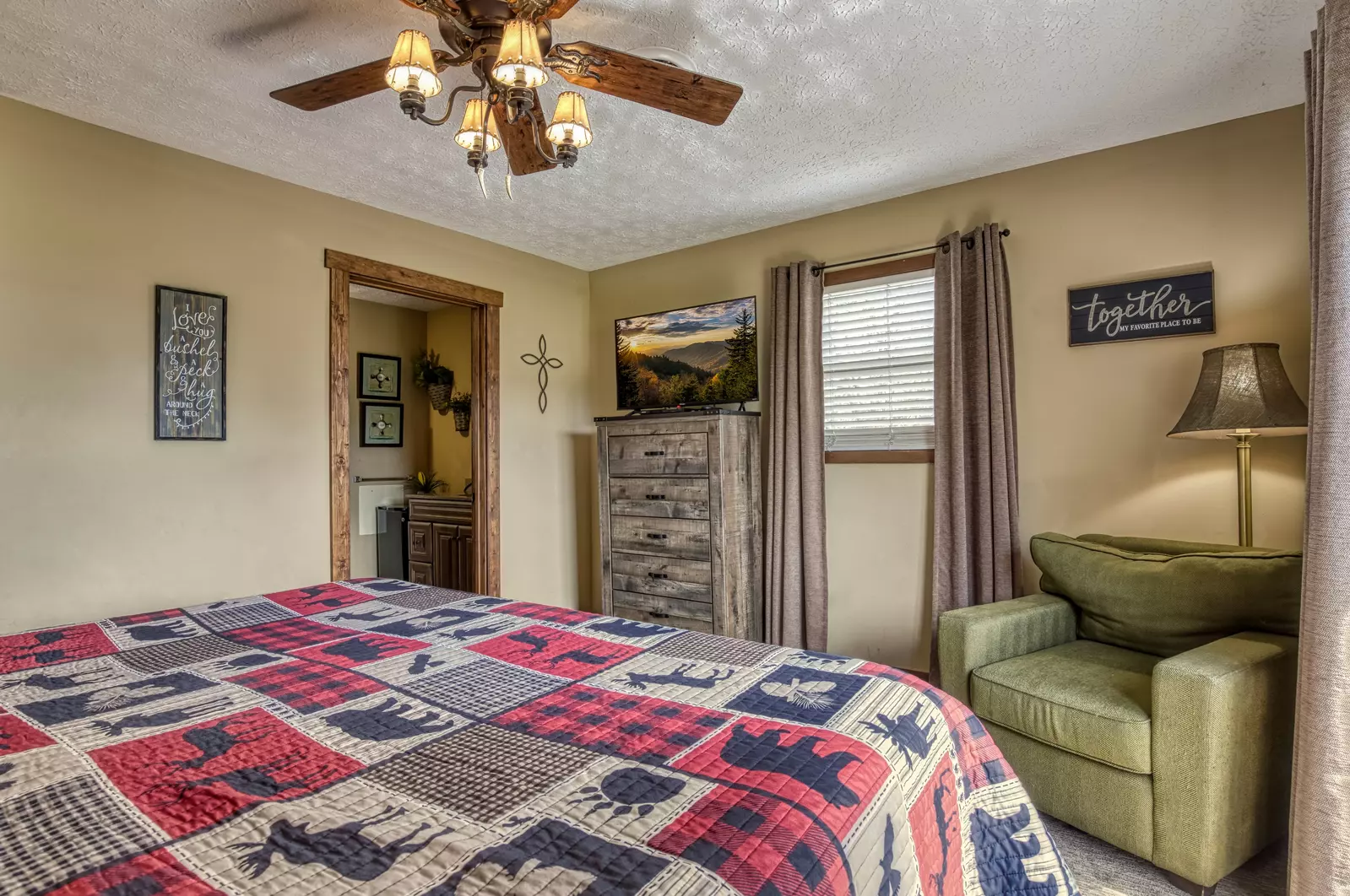 Moose Haven Cabin master bedroom with king size bed