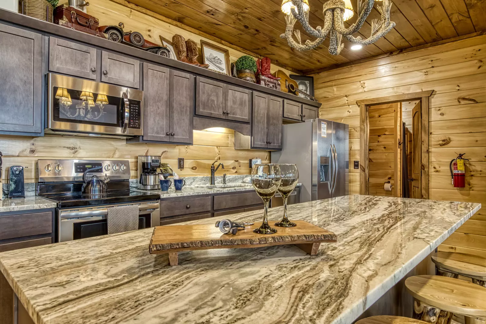 Mountown Moments Vista kitchen island and fully furnished kitchen
