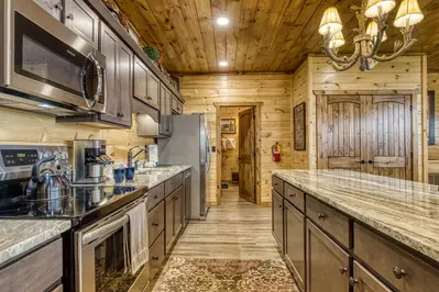 Mountown Moments Vista fully furnished kitchen with granite countertops and stainless steel appliances