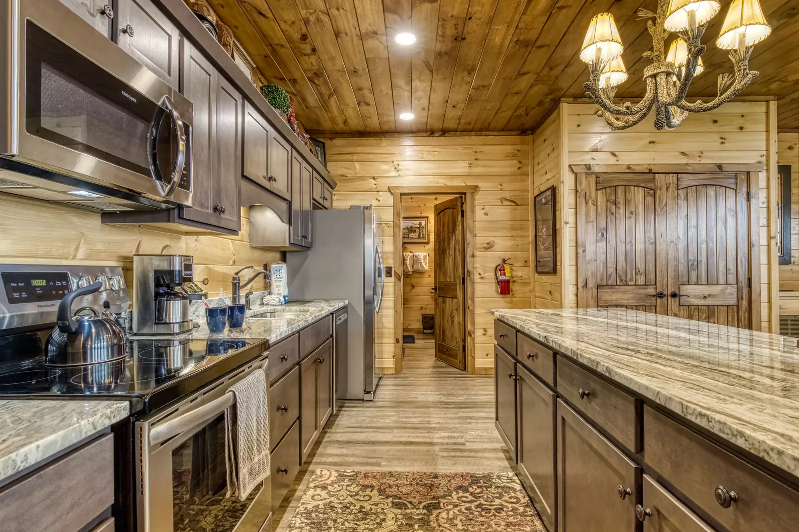 Mountown Moments Vista fully furnished kitchen with granite countertops and stainless steel appliances