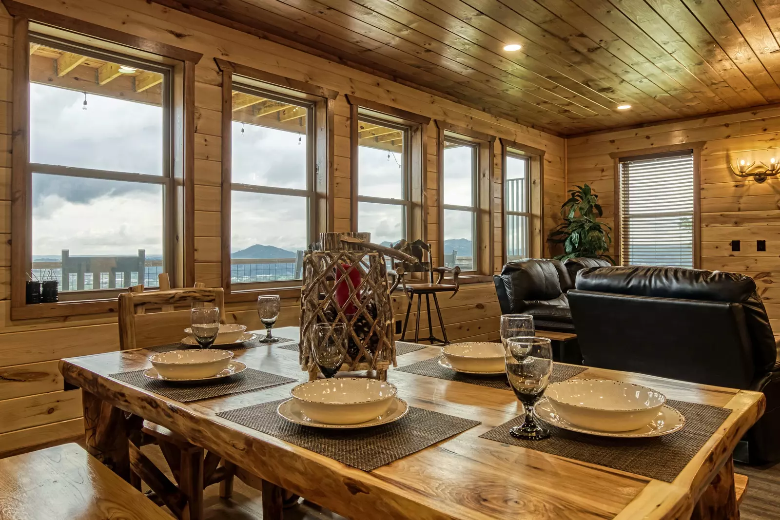 Mountown Moments Vista dining table and living room