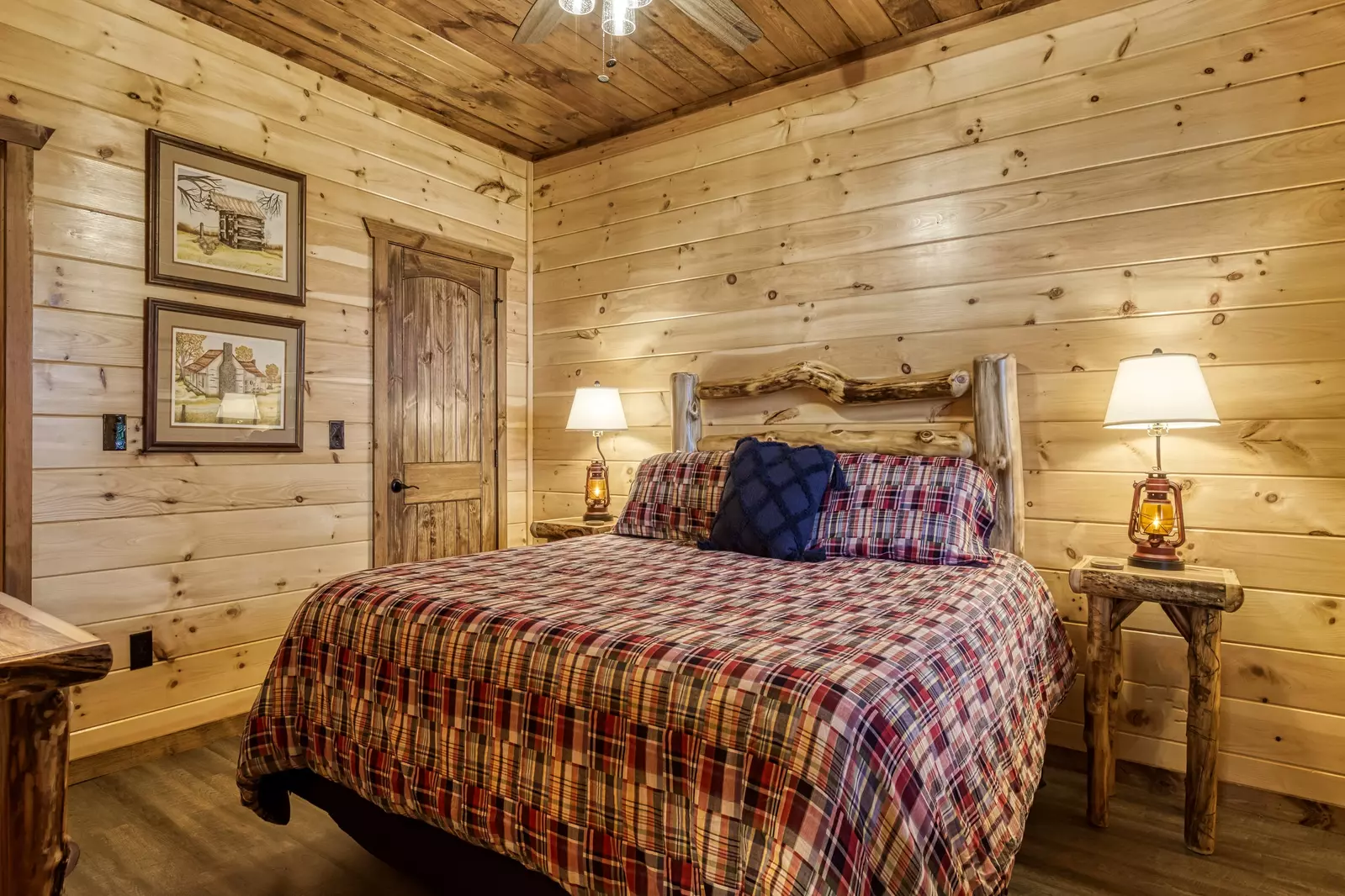 Mountown Moments Vista main level bedroom with king size bed