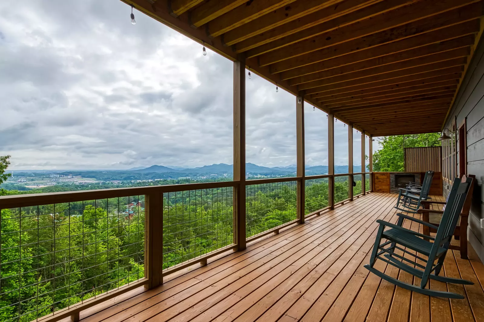 Mountown Moments Vista main main deck with panoramic mountain views