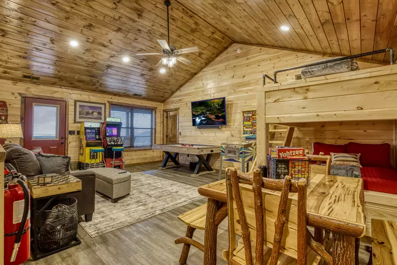 Mountown Moments Vista upper level game room and sitting area