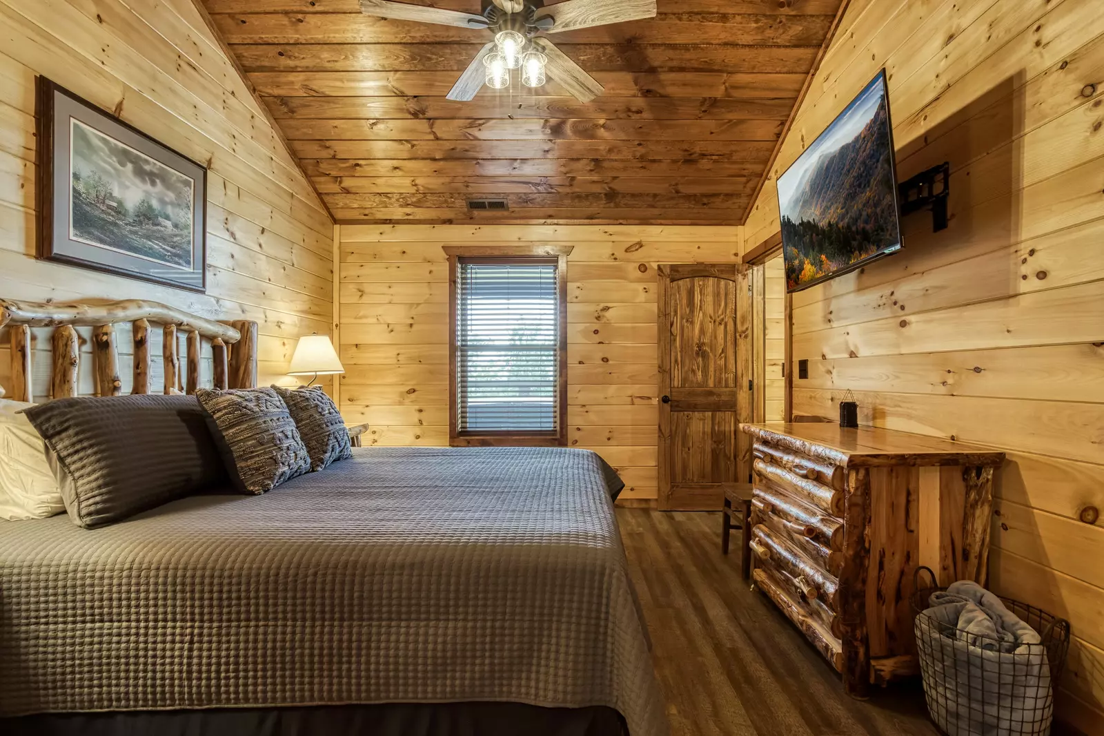 Mountown Moments Vista upper level bedroom one with king size bed
