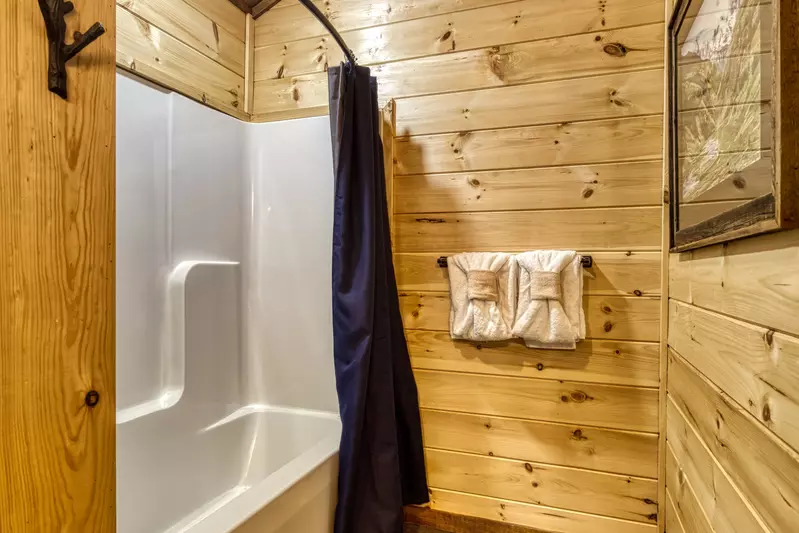 Mountown Moments Vista upper level bathroom with tub/shower combo