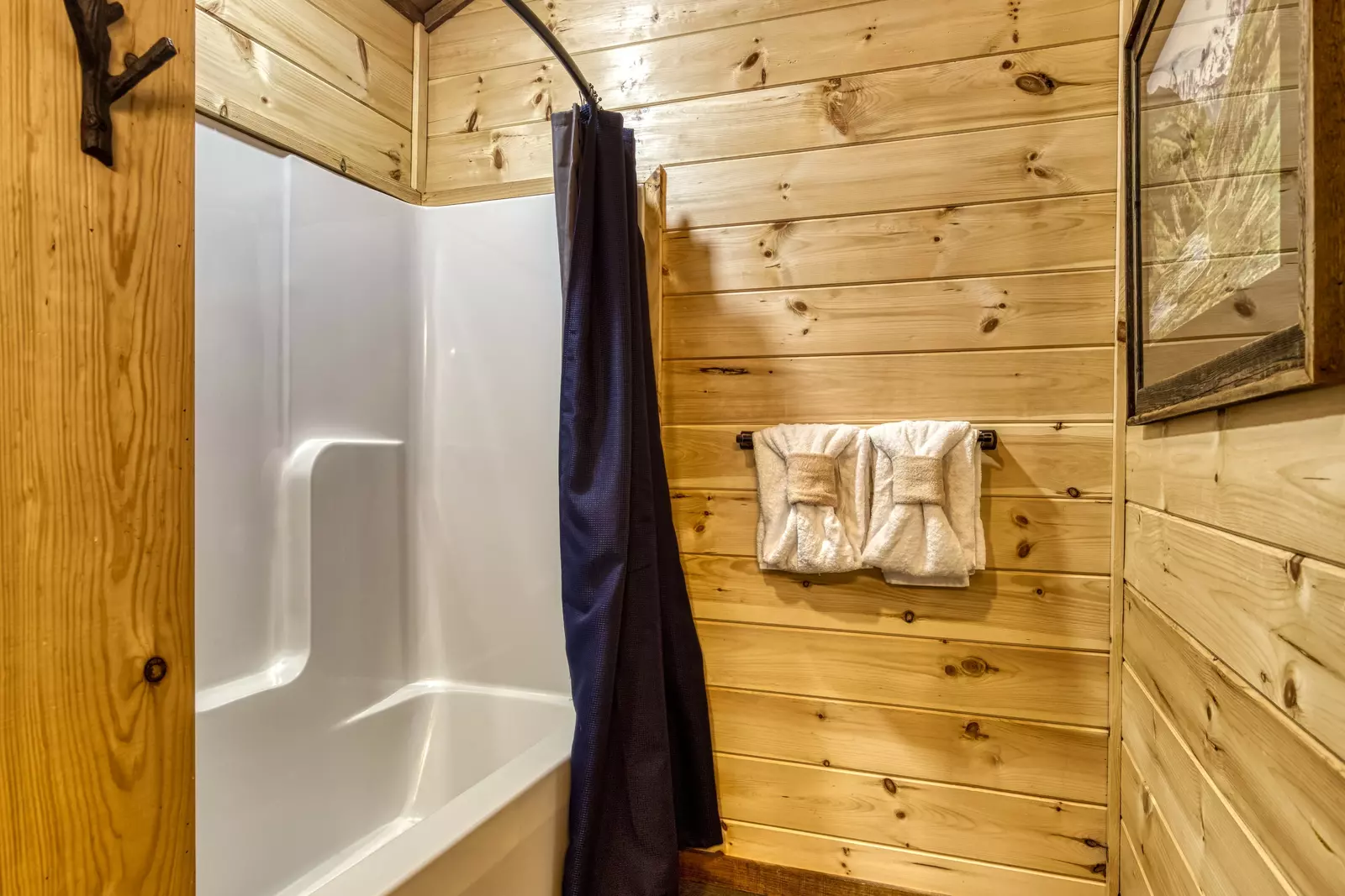 Mountown Moments Vista upper level bathroom with tub/shower combo