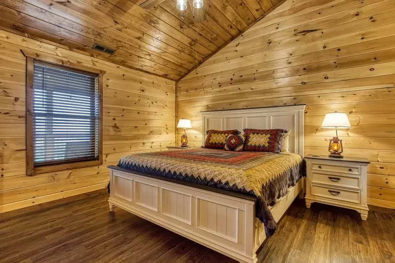 Mountown Moments Vista upper level bedroom with king size bed
