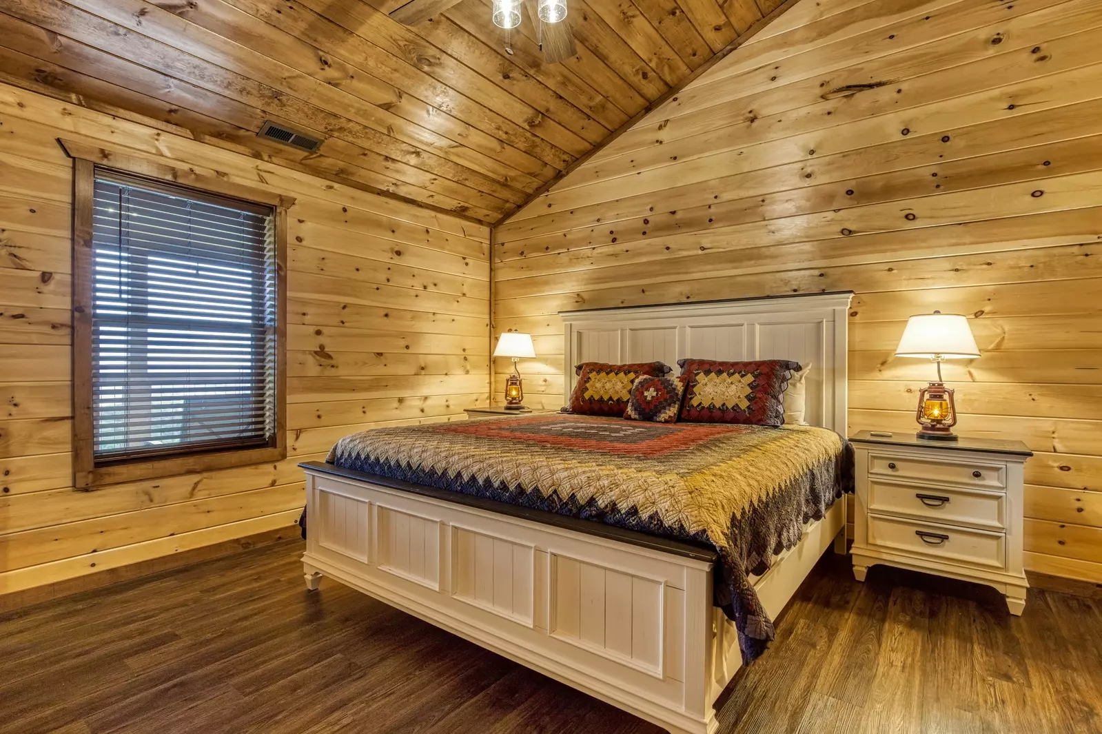 Mountown Moments Vista upper level bedroom with king size bed