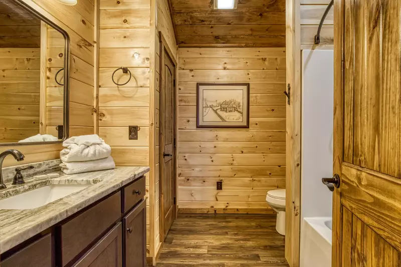 Mountown Moments Vista upper level bathroom two with tub/shower combo