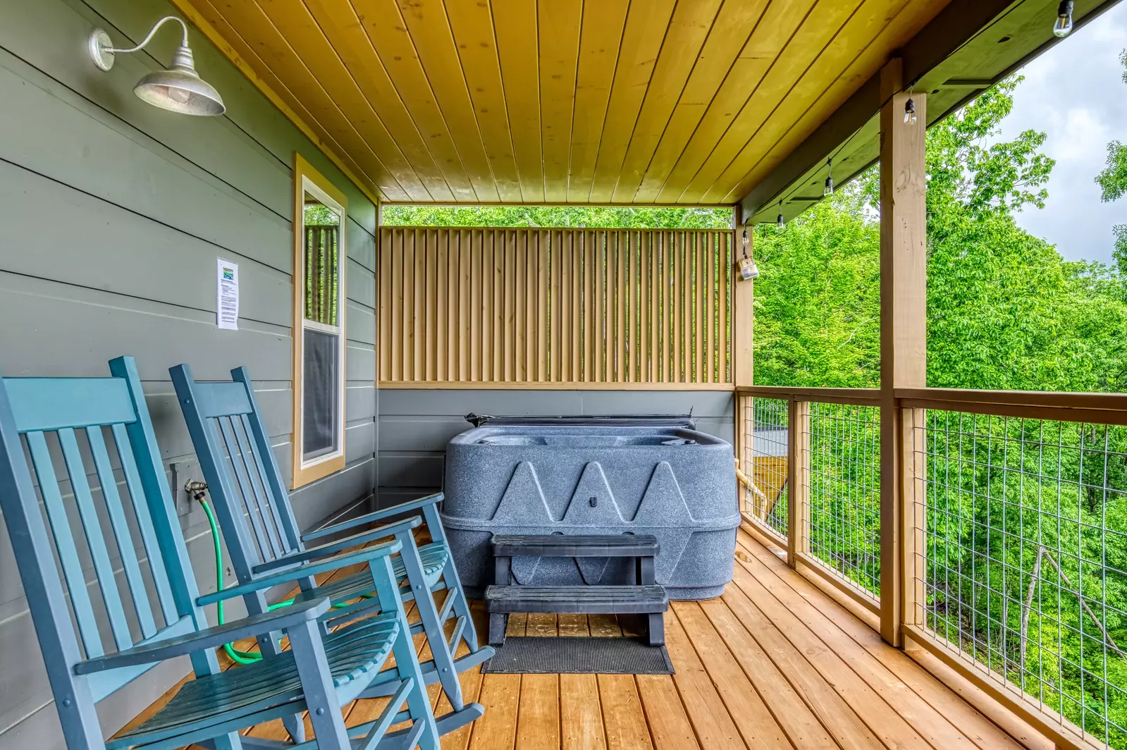 Mountown Moments Vista upper level deck with hot tub