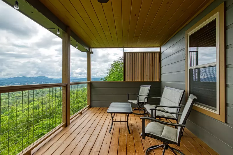 Mountown Moments Vista upper level deck with table and chairs