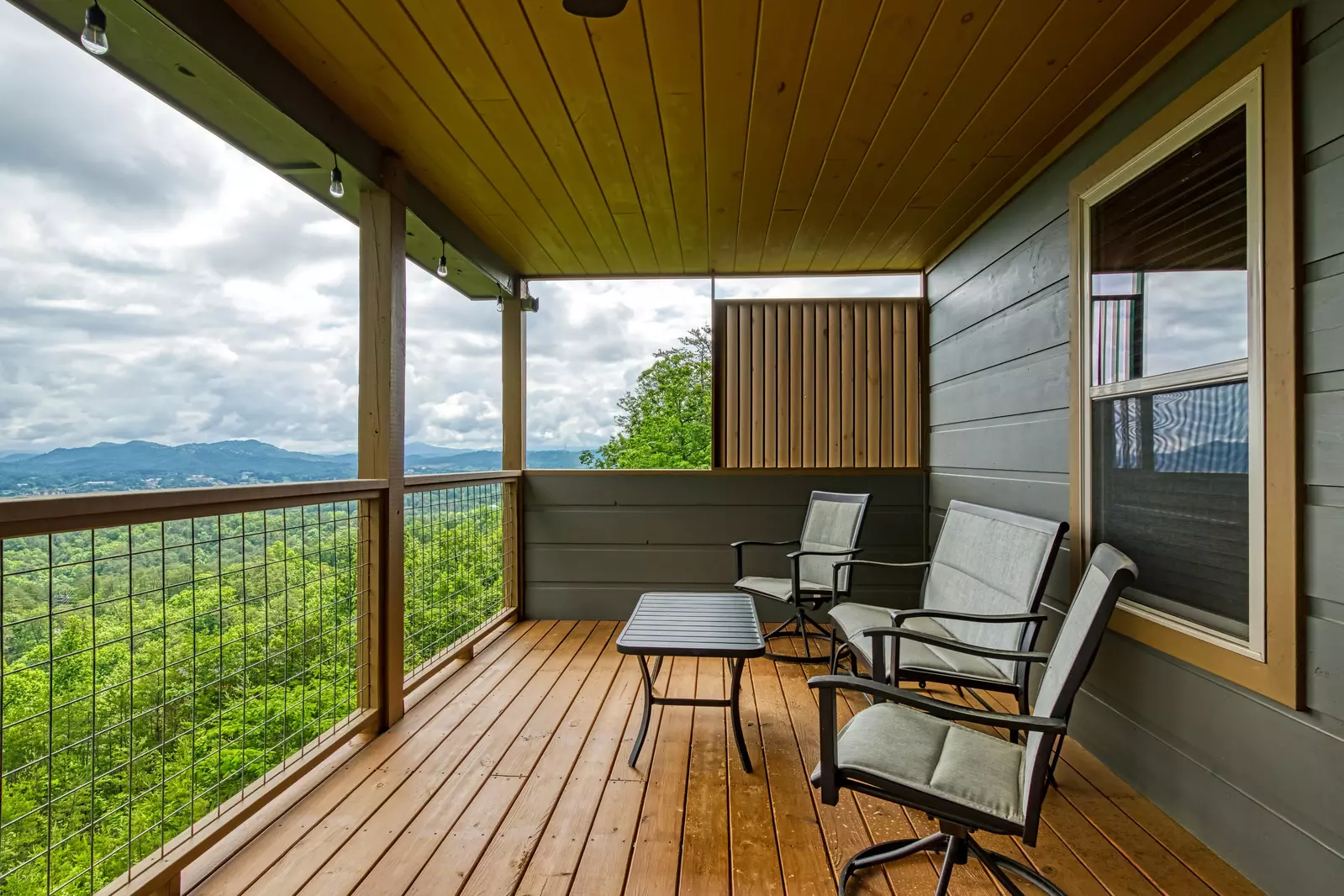 Mountown Moments Vista upper level deck with table and chairs