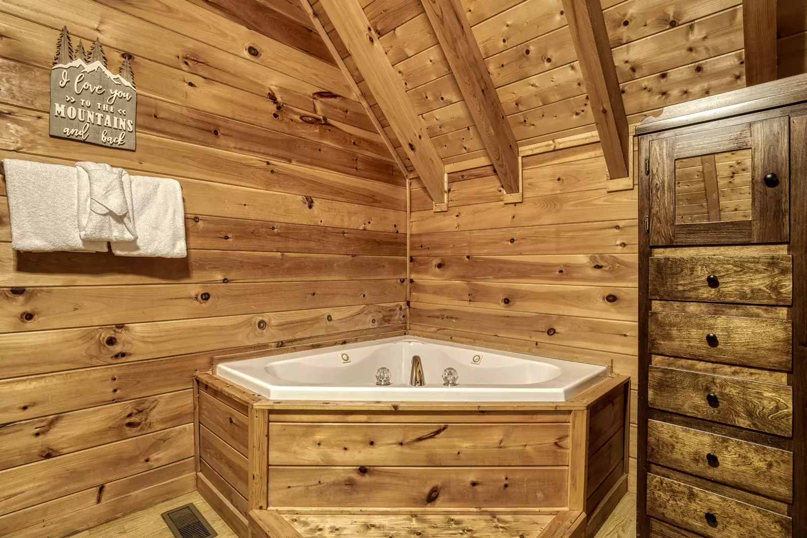 Papa's Pad jacuzzi