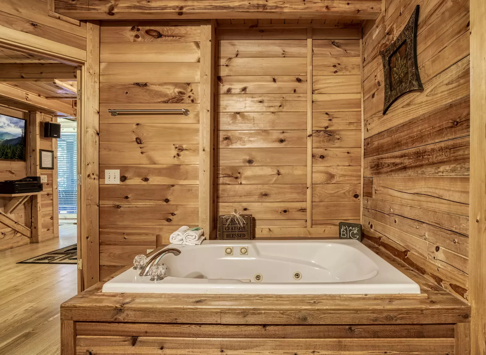 Papa's Pad main level jacuzzi